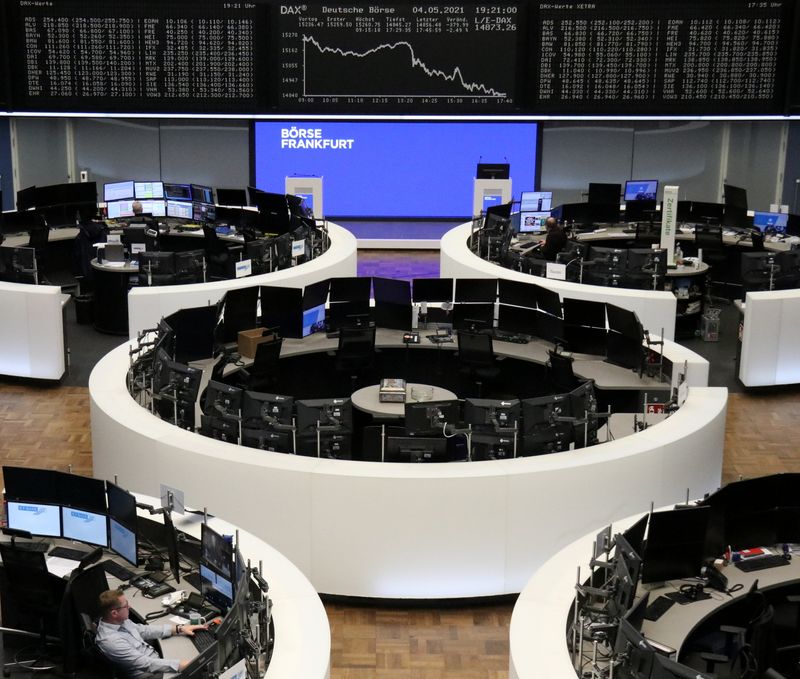 &copy; Reuters. متعاملون أثناء التداول في بورصة فرانكفورت الألمانية يوم الثلاثاء. تصوير: رويترز.