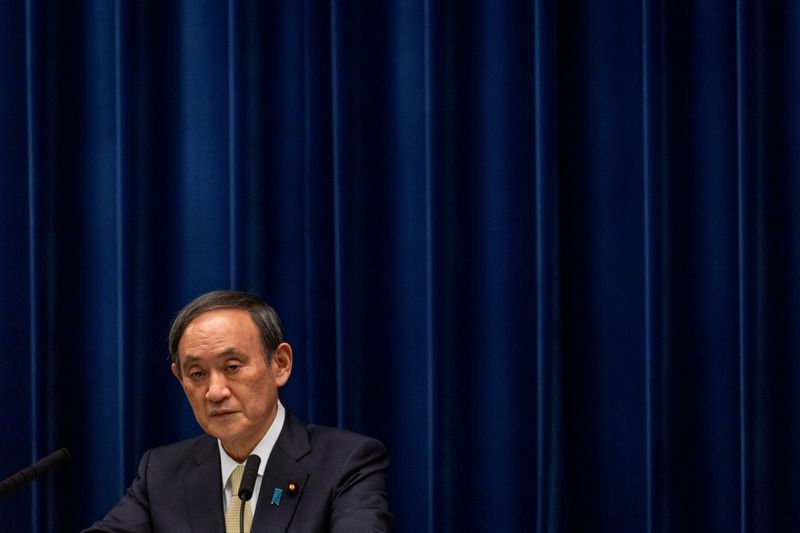 &copy; Reuters. 　５月５日、菅義偉首相は、新型コロナウイルスの感染状況や対策に関する関係閣僚との協議後に記者団に対し、現在発令中の緊急事態宣言やまん延防止等重点措置の「扱いは今週中に判断