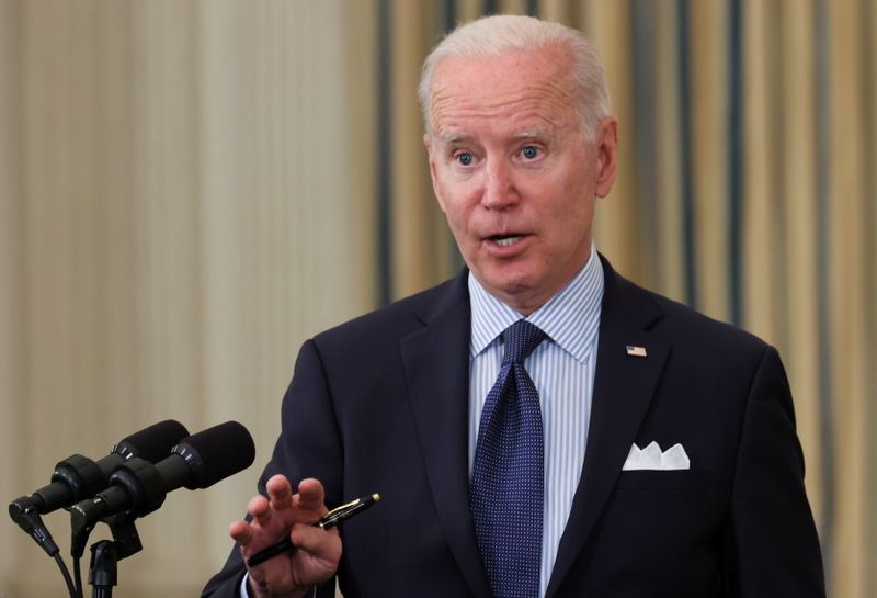 © Reuters. FILE PHOTO: U.S. President Joe Biden delivers remarks on the state of the coronavirus disease (COVID-19) vaccinations from the State Dining Room at the White House in Washington, D.C., U.S., May 4, 2021. REUTERS/Jonathan Ernst