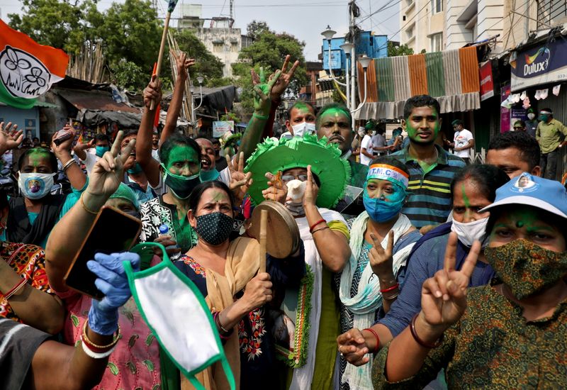 &copy; Reuters. FILE PHOTO: Supporters of Chief Minister of West Bengal state and the Chief of Trinamool Congress (TMC) Mamata Banerjee celebrate after the initial poll results, in Kolkata