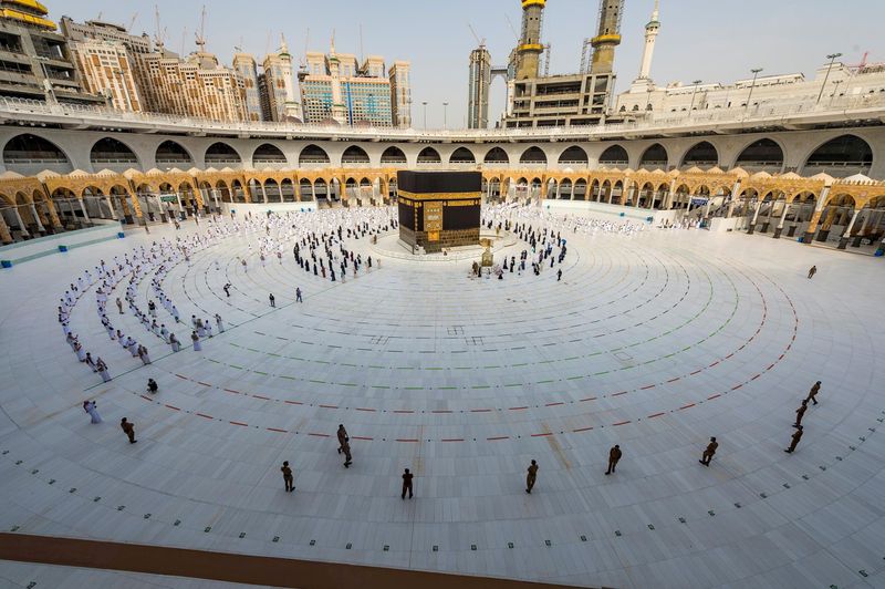 &copy; Reuters. مسلمون يؤدون مناسك الحج ويضعون الكمامات للوقاية من فيروس كورونا في مكة المكرمة بصورة من أرشيف رويترز.