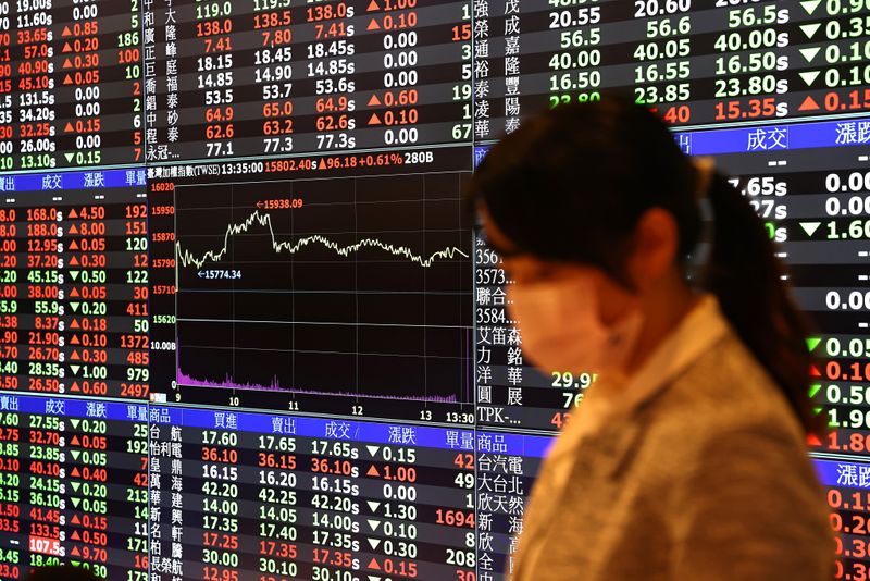 &copy; Reuters. Funcionária da Bolsa de Valores de Taiwan, em Taipei, usa máscara de proteção em meio a disseminação da Covid-19
08/02/2021
REUTERS/Ann Wang