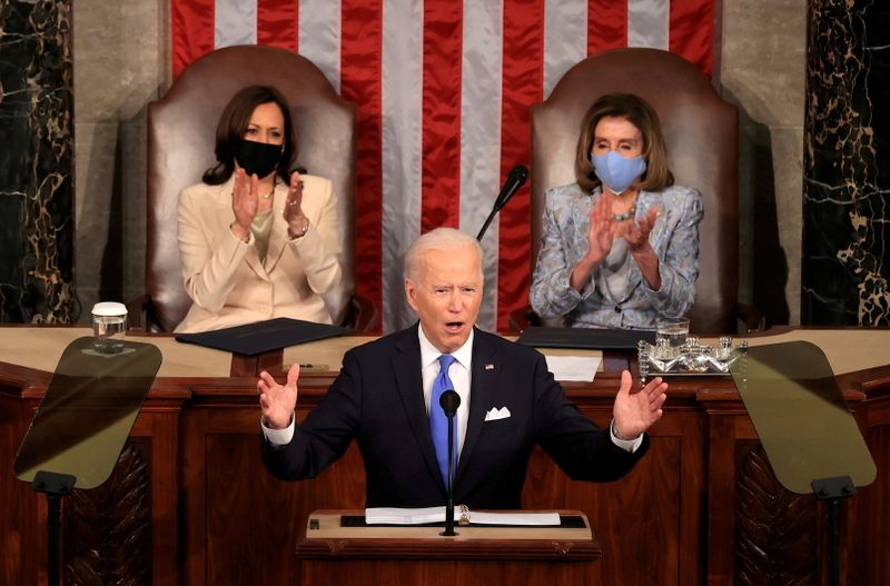 &copy; Reuters. FOTO DE ARCHIVO: El presidente de Estados Unidos, Joe Biden, se dirige a una sesión conjunta del Congreso mientras la vicepresidenta Kamala Harris y la presidenta de la Cámara de Representantes, la demócrata Nancy Pelosi, aplauden, en el Capitolio de E