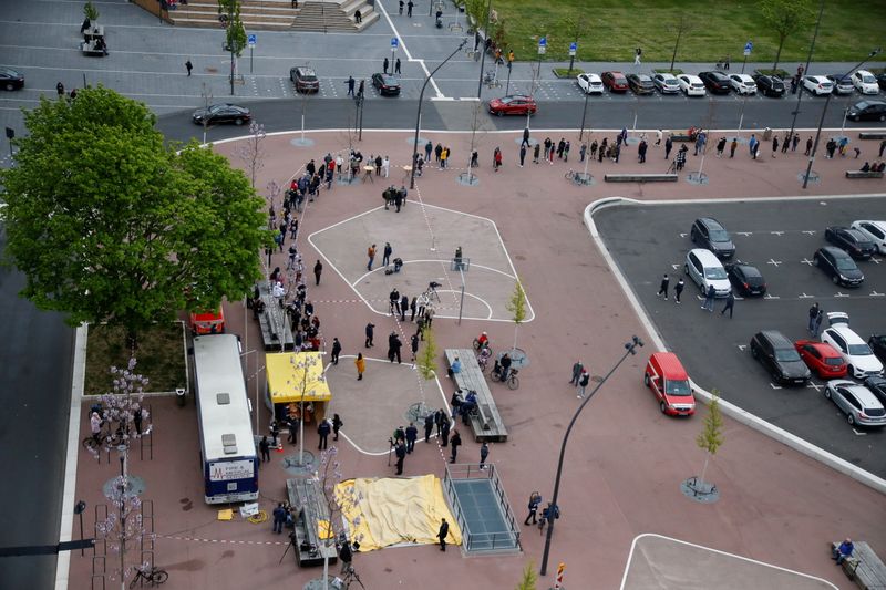 &copy; Reuters. FILE PHOTO: Residents in the western German city of Cologne wait in line to get vaccinated against the coronavirus