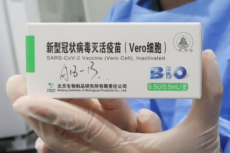 &copy; Reuters. Enfermeira segura caixa com doses da vacina da Sinopharm contra Covid-19 em centro de vacinação em Pequim
15/04/2021 REUTERS/Thomas Peter