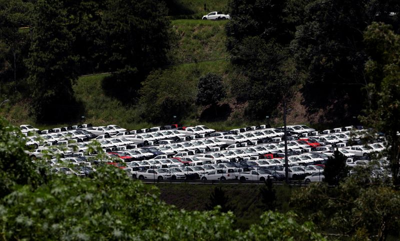 © Reuters. Veículos recém-produzidos em estacionamento de fábrica em São Bernardo do Campo, SP
05/01/2017
REUTERS/Paulo Whitaker