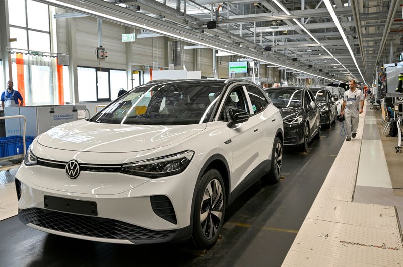 &copy; Reuters. FILE PHOTO: Technical employees work at the production line for the electric Volkswagen cars, model ID.3 and model ID.4, in Zwickau, Germany, September 18, 2020. REUTERS/Matthias Rietschel