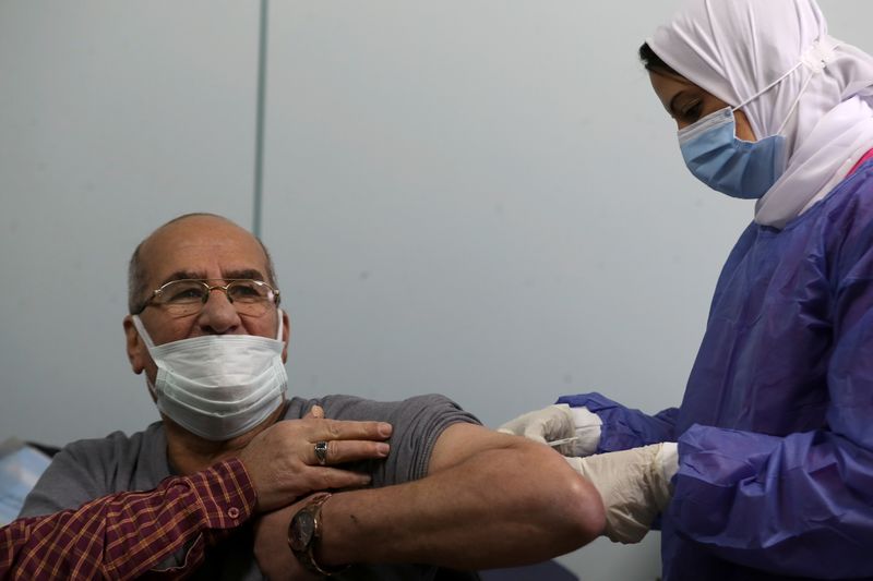 &copy; Reuters. رجل يتلقى جرعة من لقاح مضاد لفيروس كورونا في القاهرة يوم 4 مارس آذار 2021. تصوير: محمد عبد الغني - رويترز.
