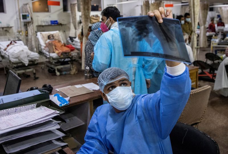 &copy; Reuters. الطبيب الهندي روهان أجراوال خلال نوبة عمله في مستشفى هولي فاميلي في نيودلهي يوم الأول من مايو أيار 2021. تصوير: دانيش صديقي - رويترز.