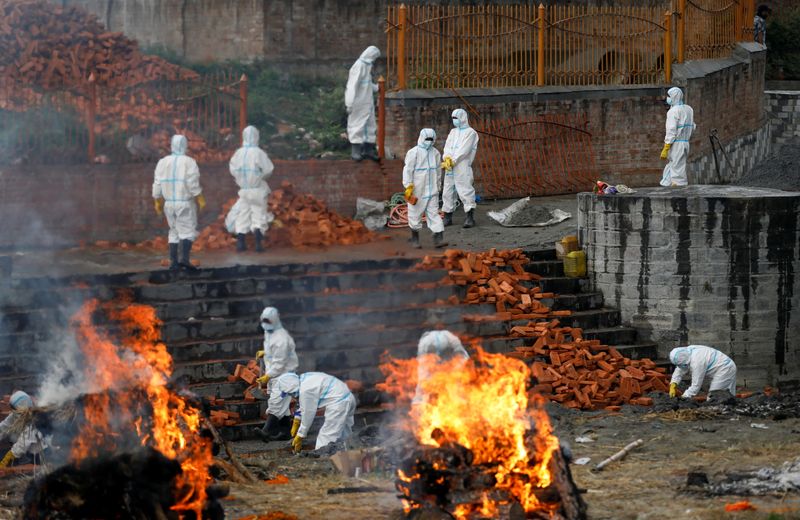 &copy; Reuters. Cremação de corpos de vítimas de Covid em Kathmandu, Nepal 
5/5/2021 REUTERS/Navesh Chitrakar     