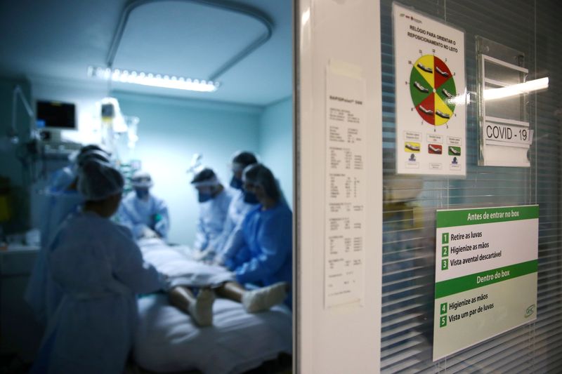 &copy; Reuters. FILE PHOTO: Medical workers take care of a patient at the intensive care unit (ICU) of the Nossa Senhora da Conceicao hospital, during the coronavirus disease (COVID-19) outbreak, in Porto Alegre, Brazil, November 19, 2020. REUTERS/Diego Vara