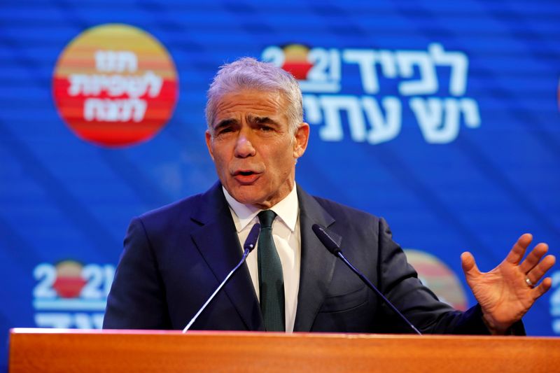 © Reuters. FILE PHOTO: Yesh Atid party leader Yair Lapid gestures as he delivers a speech following the announcement of exit polls in Israel's general election at his party headquarters in Tel Aviv