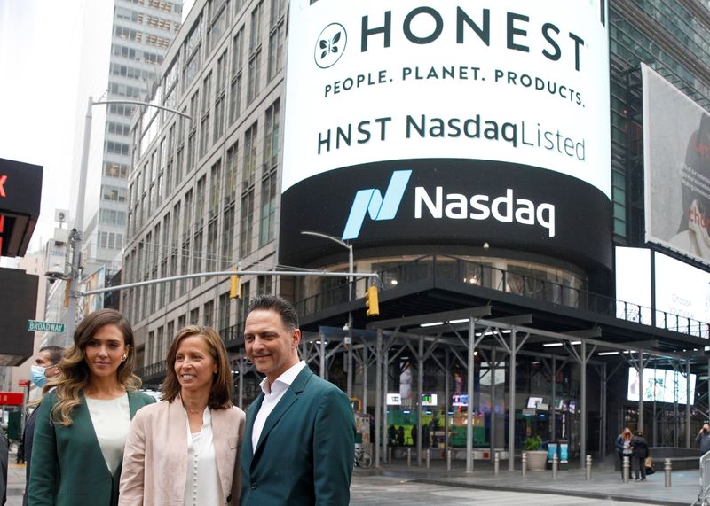© Reuters. Jessica Alba, actor and businesswoman, Nick Vlahos, CEO of The Honest Company, and Adena Friedman, President and CEO of Nasdaq, pose together during The Honest Company's IPO at the Nasdaq Market site in Times Square in New York City, U.S., May 5, 2021.  REUTERS/Brendan McDermid