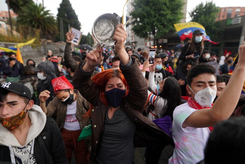 &copy; Reuters. Manifestantes participan en una protesta contra la pobreza y la violencia de la policía, en Bogotá, Colombia. 4 de mayo, 2021. REUTERS/Nathalia Angarita NO DISPONIBLE PARA REVENTA. NO DISPONIBLE PARA ARCHIVO.