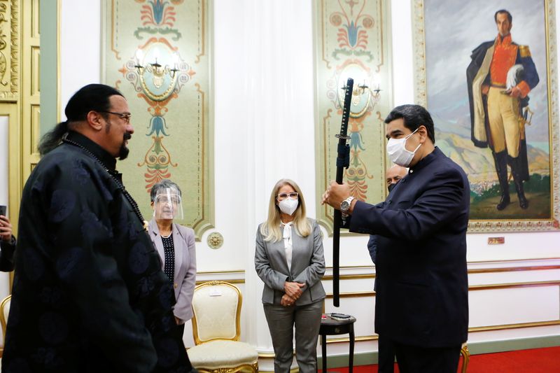 &copy; Reuters. Ator Steven Seagal presenteia Maduro com espada de samurai
 4/5/2021  Divulgação