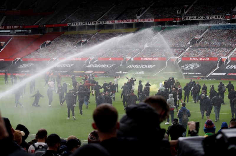 &copy; Reuters. Protesto de torcedores do Manchester United
 2/5/2021    Action Images via REUTERS/Carl Recine