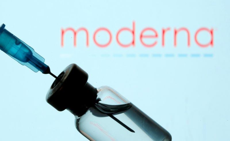 &copy; Reuters. FILE PHOTO: A vial and sryinge are seen in front of a displayed Moderna logo in this illustration taken January 11, 2021. REUTERS/Dado Ruvic/Illustration