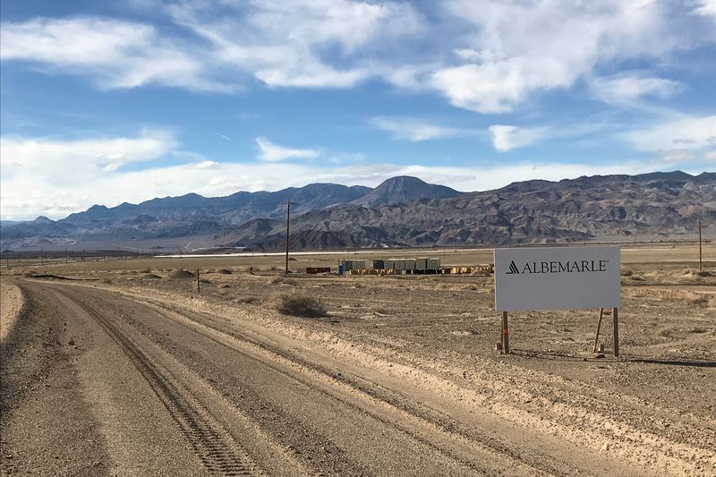 &copy; Reuters. FILE PHOTO: A sign at the approach road leads to Albemarle's lithium evaporation ponds at its facility in Silver Peak, Nevada, U.S., January 9, 2019.  REUTERS/Ernest Scheyder