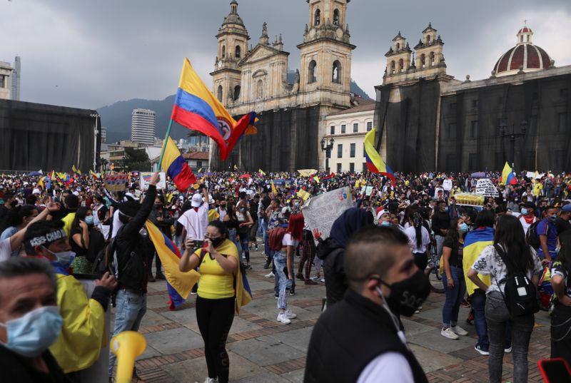 &copy; Reuters. Manifestantes participam de protesto contra pobreza e violência policial em Bogotá, Colômbia
05/05/2021
REUTERS/Luisa Gonzalez