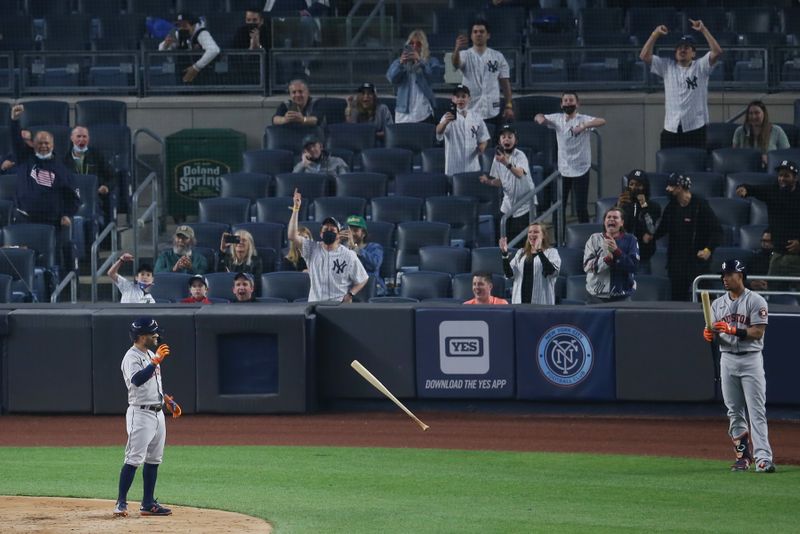 &copy; Reuters. Torcedores do Yankees durante partida do time contra o Astros em Nova York
04/05/2021
Brad Penner-USA TODAY Sports