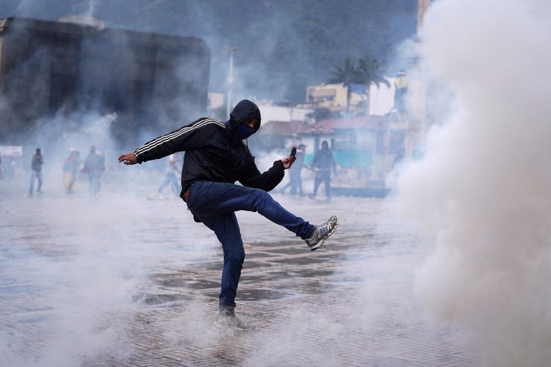 &copy; Reuters. Protesto em Bogotá
 5/5/2021   REUTERS/Nathalia Angarita 