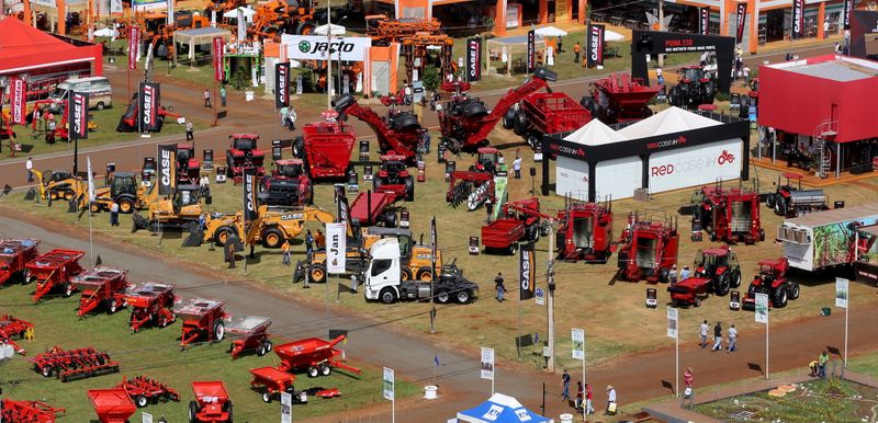 &copy; Reuters. Máquinas agrícolas expostas na Agrishow, em Ribeirão Preto (SP) 
27/04/2015
REUTERS/Paulo Whitaker