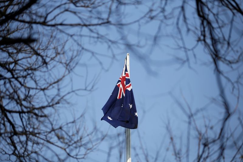 &copy; Reuters. 　中国国家発展改革委員会は６日、中豪戦略経済対話の下での全ての活動を「無期限に停止」することを決めたと発表した。写真はオーストラリア国旗。北京のオーストラリア大使館で２０