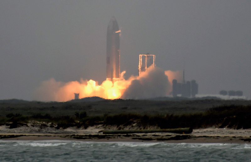 &copy; Reuters. Un prototype de la fusée Starship de SpaceX s'est élevé dans le ciel du sud du Texas lors d'un lancement d'essai à haute altitude mercredi, puis est revenu sur Terre pour se poser en toute sécurité pour la première fois, après quatre tentatives d'