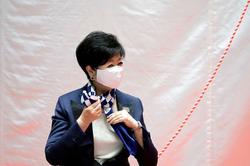 &copy; Reuters. 　５月６日東京都の小池百合子知事（写真）は、新型コロナウイルスの緊急事態宣言について、解除できる状況ではないとし、「期限の延長が必要」との考えを示した。、写真は４月都内で