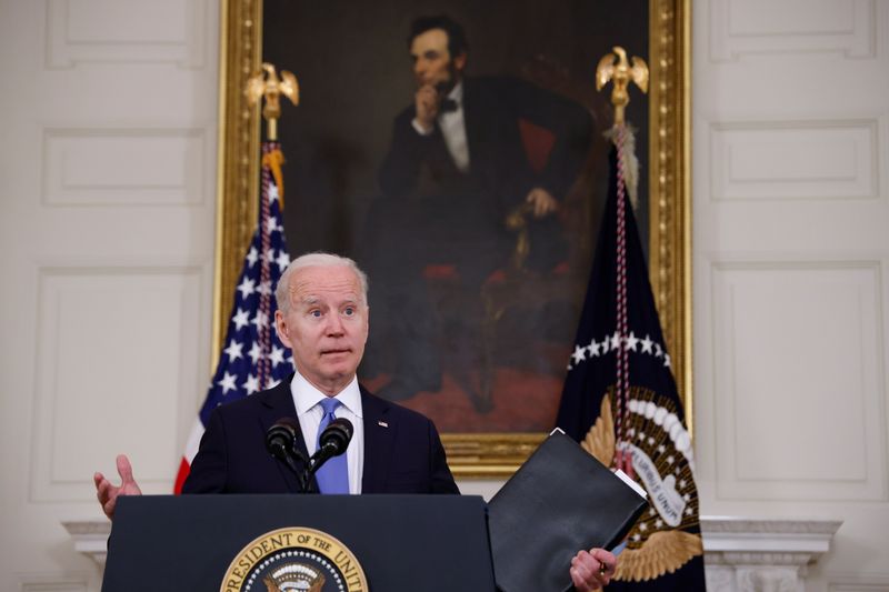 &copy; Reuters. El presidente de Estados Unidos, Joe Biden, pronuncia un discurso sobre el estado de su Plan de Rescate Americano desde el Comedor de Estado en la Casa Blanca en Washington, D.C., Estados Unidos, 5 de mayo de 2021. REUTERS/Jonathan Ernst