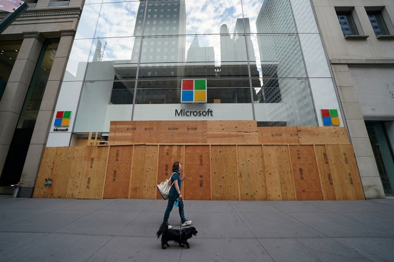 &copy; Reuters. FILE PHOTO: The Microsoft store is pictured in the Manhattan borough of New York City, New York, U.S., June 26, 2020. REUTERS/Carlo Allegri/File Photo