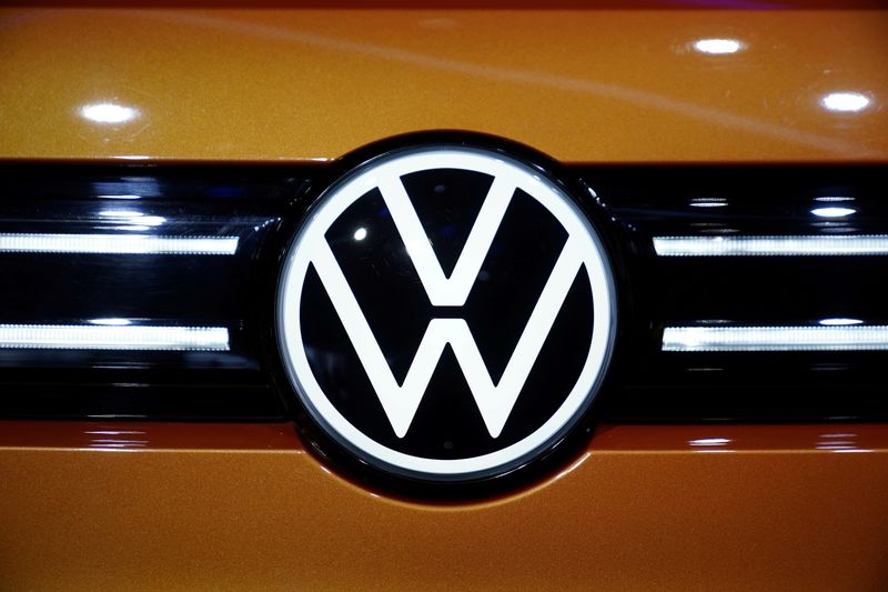 &copy; Reuters. 　５月６日　独自動車大手フォルクスワーゲン（ＶＷ）は２０２１年の営業利益率目標をこれまでの５．０─６．５％から５．５─７％へ引き上げた。写真は４月１８日、中国上海で開かれ