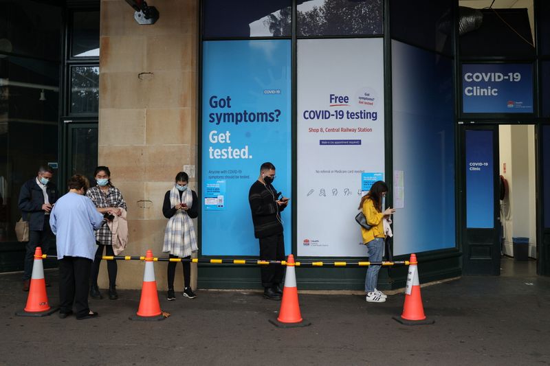 &copy; Reuters. أشخاص يصطفون لإجراء فحوصات للكشف عن الإصابة بفيروس كورونا في مدينة سيدني بولاية نيو ساوث ويلز الأسترالية يوم الخميس. تصوير: لورين إليوت - رو