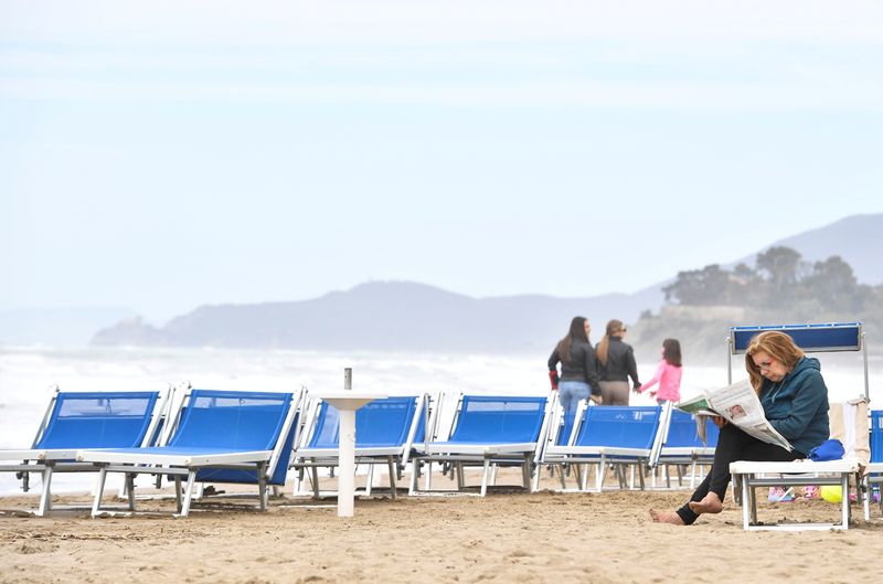 &copy; Reuters. FILE PHOTO: People enjoy a Sunday at the beach as coronavirus disease (COVID-19) restrictions ease around the country, in Castiglione della Pescaia, Italy, May 2, 2021. REUTERS/Jennifer Lorenzini/File Photo