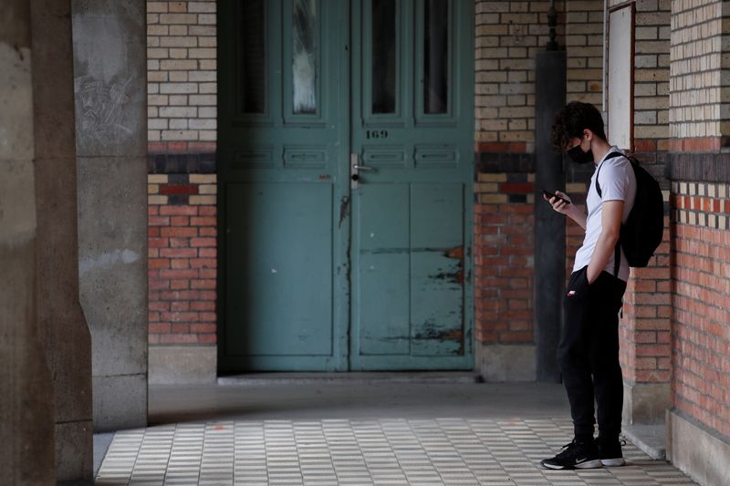 &copy; Reuters. Au lycée Buffon, à Paris. La vaccination contre le COVID-19 est désormais ouverte en France aux mineurs de 16 et 17 ans souffrant d'une pathologie à très haut risque de forme grave de la maladie, a annoncé jeudi la Direction générale de la santé 