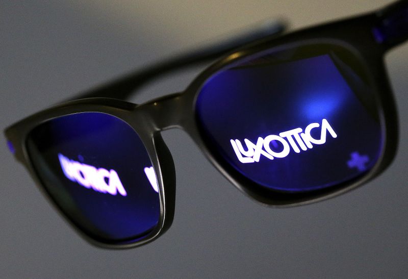 &copy; Reuters. Il logo Luxottica si riflette sulle lenti di un paio di occhiali da sole, 4 febbraio 2016. REUTERS/Alessandro Bianchi