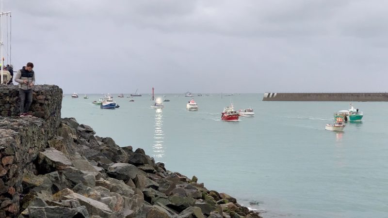 &copy; Reuters. Flottiglia di pescherecci francesi all'imbocco del porto di  St Helier, Jersey. 6 maggio 2021 . Marc Le Cornu/via REUTERS