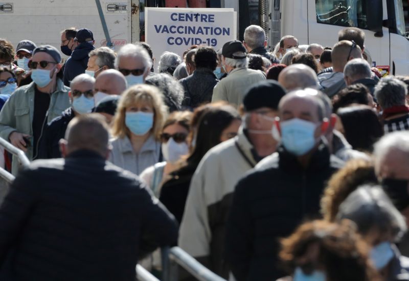 &copy; Reuters. Emmanuel Macron a annoncé jeudi que les vaccinations contre le COVID-19 seraient ouvertes aux Français de plus de 50 ans à partir du lundi 10 mai, avec cinq jours d'avance sur le calendrier initial. /Photo prise le 9 avril 2021/REUTERS/Eric Gaillard