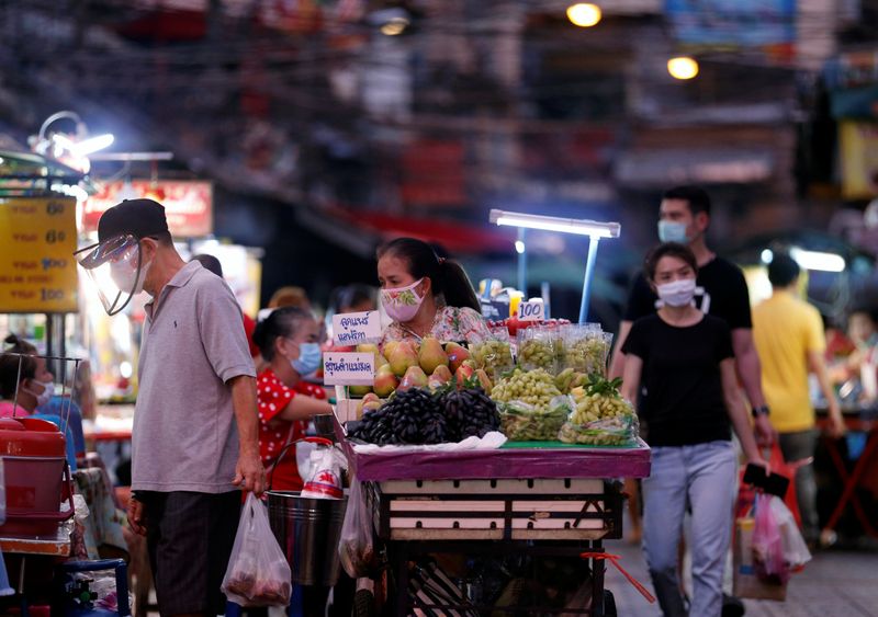 &copy; Reuters. Imagen de archivo de vendedores utilizando mascarillas mientras venden comida en Chinatown, luego de que el gobierno autorizó la reapertura de algunos restaurantes, centros comerciales, parques y peluquerías en medio de la epidemia del COVID-19, la enfe