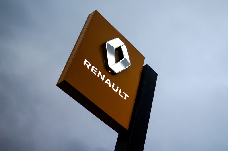 &copy; Reuters. FILE PHOTO: The logo of Renault carmaker is pictured at a dealership in Vertou, near Nantes, France, January 13, 2021. REUTERS/Stephane Mahe/File Photo