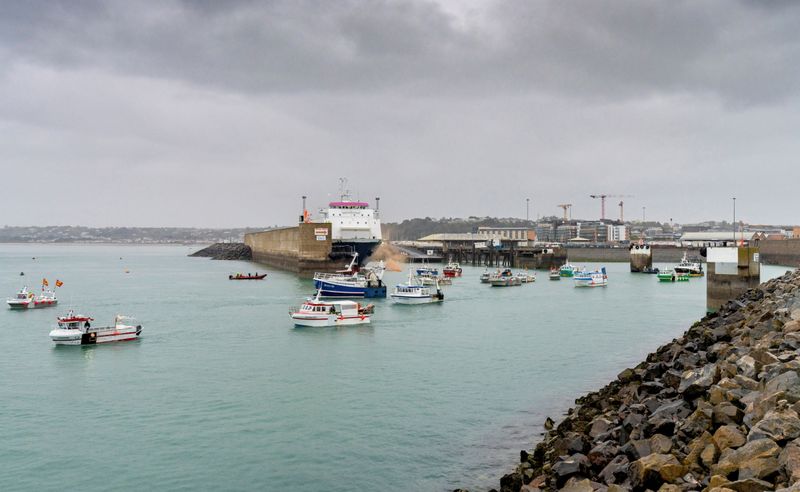 &copy; Reuters. Frota de navios de pesca franceses no litoral da llha de Jersey
06/05/2021 Marc Le Cornu/via REUTERS