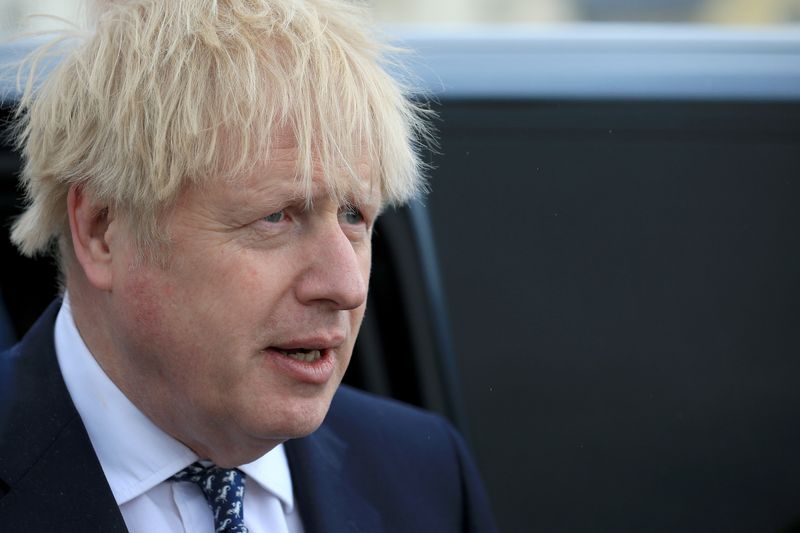 &copy; Reuters. FOTO DE ARCHIVO: El primer ministro británico, Boris Johnson, observa mientras hace campaña a favor de la candidata del Partido Conservador, Jill Mortimer, en Hartlepool, Reino Unido, el 3 de mayo de 2021. Lindsey Parnaby/Pool vía REUTERS