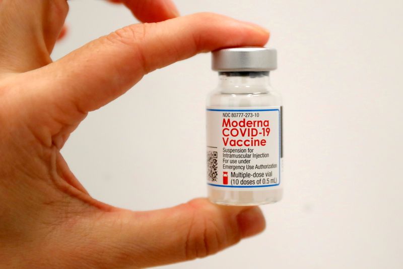 &copy; Reuters. Foto de archivo ilustrativa de un trabajador de salud con un vial de la vacuna de Moderna para el COVID-19 en Manhattan