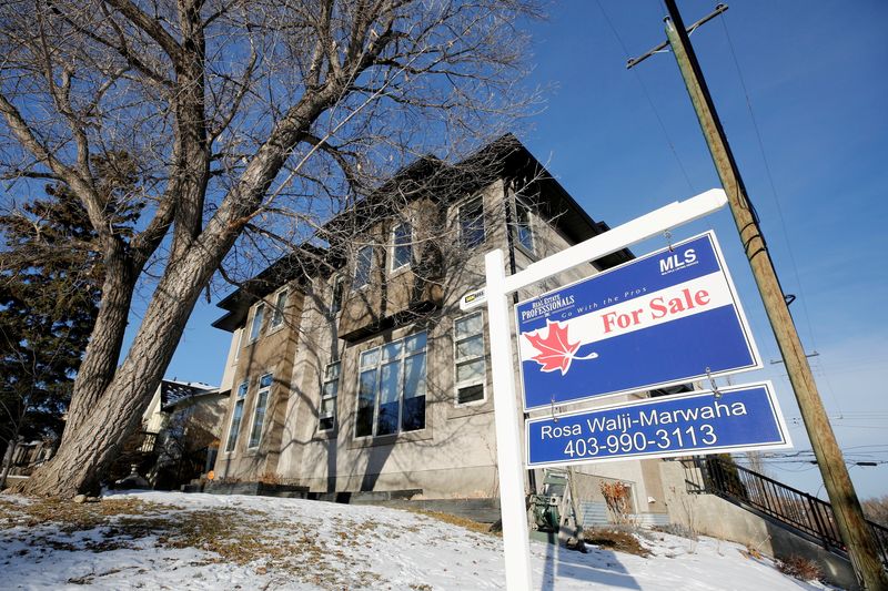 © Reuters. FILE PHOTO: A For Sale sign at a house for sale in Calgary, Alberta