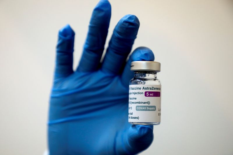 &copy; Reuters. L'Allemagne va autoriser le vaccin contre le COVID-19 développé par AstraZeneca pour l'ensemble des adultes du pays. /Photo prise le 5 mai 2021/REUTERS/Lim Huey Teng