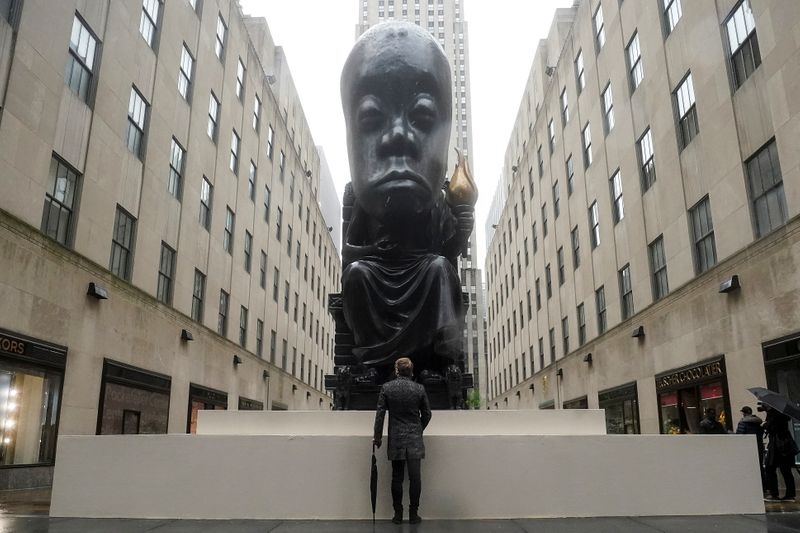 &copy; Reuters. A man stands and looks at Sanford Biggers statue 'Oracle' at Rockefeller Center in the Manhattan borough of New York City, New York, U.S., May 5, 2021. REUTERS/Carlo Allegri