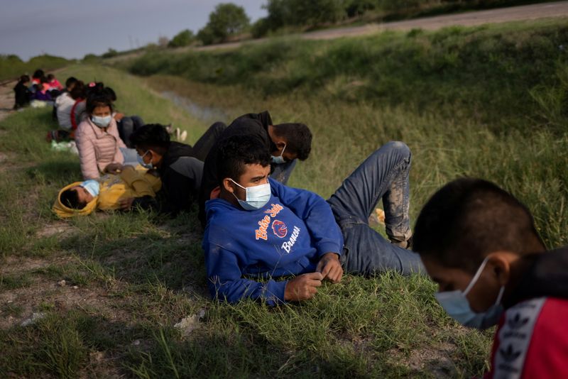 &copy; Reuters. FILE PHOTO: Asylum seeking migrants in La Joya, Texas