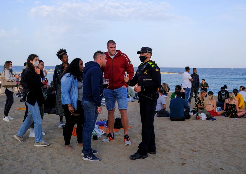 &copy; Reuters. Polícia aborda pessoas em praia de Barcelona
 2/4/2021   REUTERS/Nacho Doce