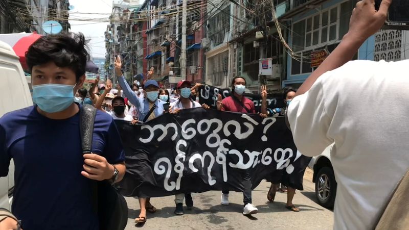&copy; Reuters. محتجون خلال مسيرة في سانتشوانج في يانجون بميانمار في صورة من فيديو على وسائل التواصل الاجتماعي على الانترنت يوم 27 أبريل نيسان 2021. محظور إعاد