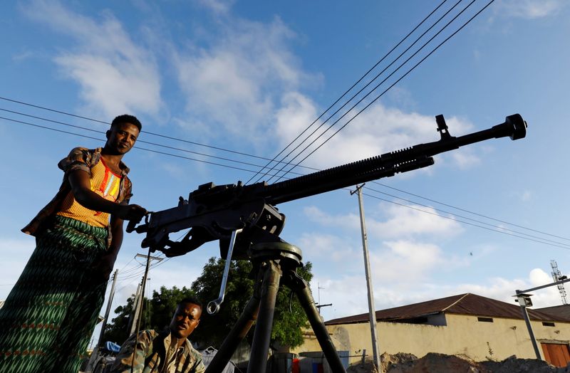 © Reuters. مسلحان من قوات صومالية معارضة للرئيس في مقديشو يوم الاربعاء. تصوير: فيصل عمر - رويترز.